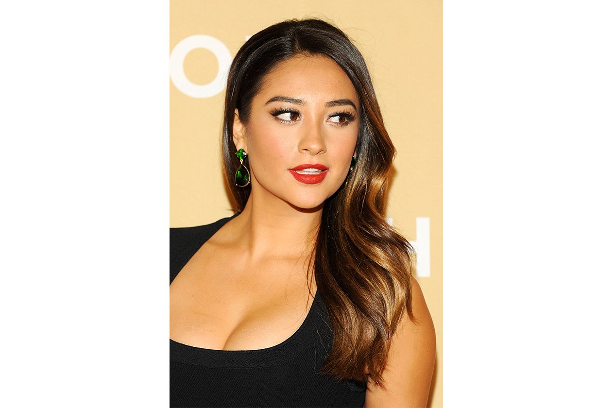 Shay Mitchell beauty look: red lipstick