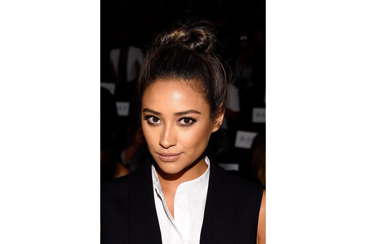 Shay Mitchell beauty look: smokey eyes