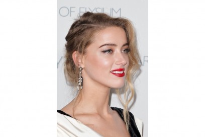 CAPELLI BIONDI E SOPRACCIGLIA SCURE: Amber Heard