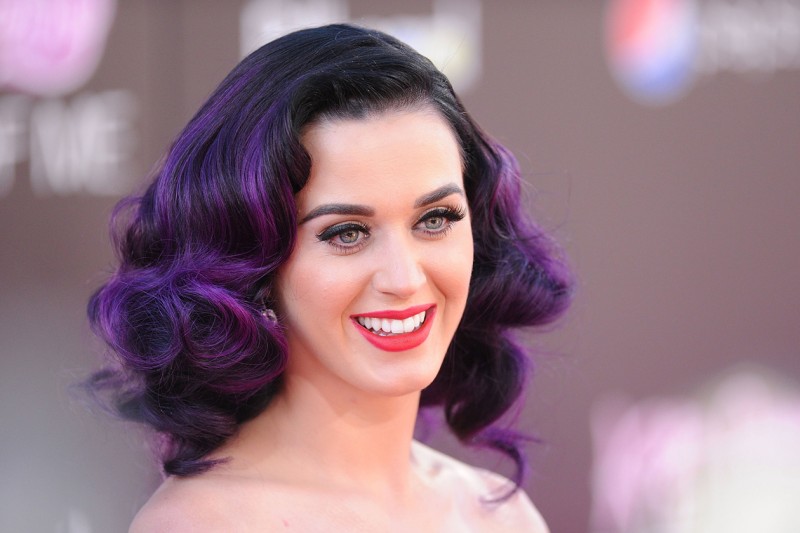 CAPELLI VIOLA: IL LOOK RETRÒ DI KATY PERRY