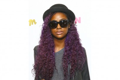 CAPELLI VIOLA: UNA CASCATA DI RICCIOLI PER JUSTINE SKYE