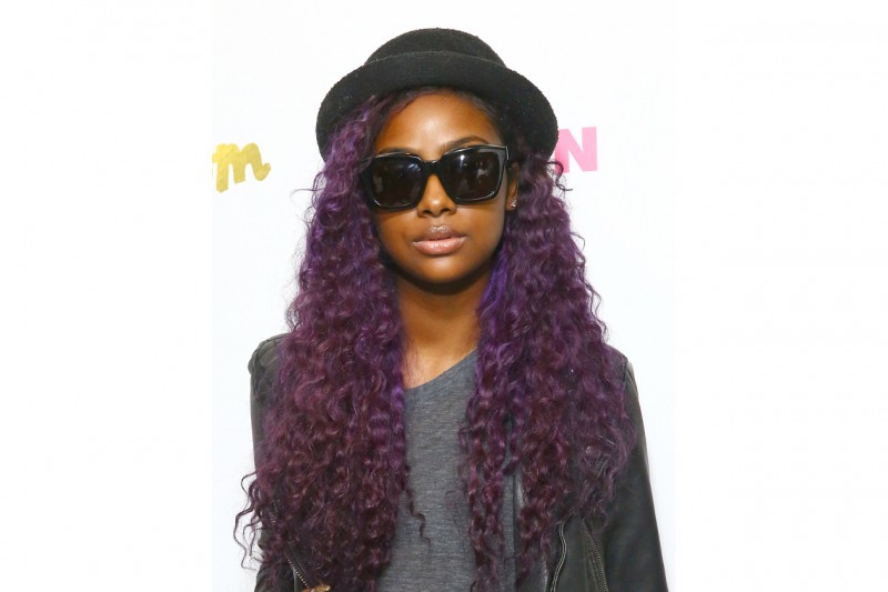 CAPELLI VIOLA: UNA CASCATA DI RICCIOLI PER JUSTINE SKYE