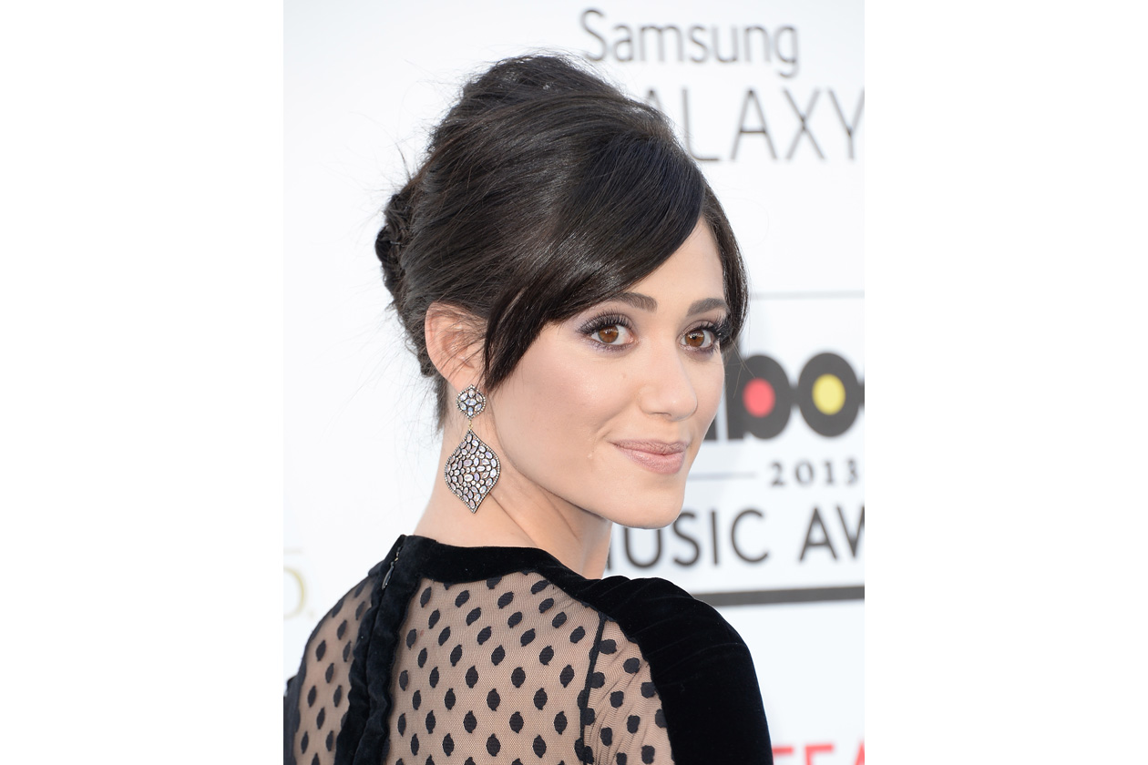 EMMY ROSSUM CAPELLI: SIDE-SWEPT BANGS