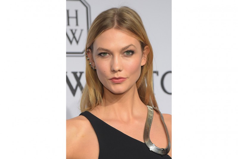 KARLIE KLOSS CAPELLI: LA RIGA IN MEZZO