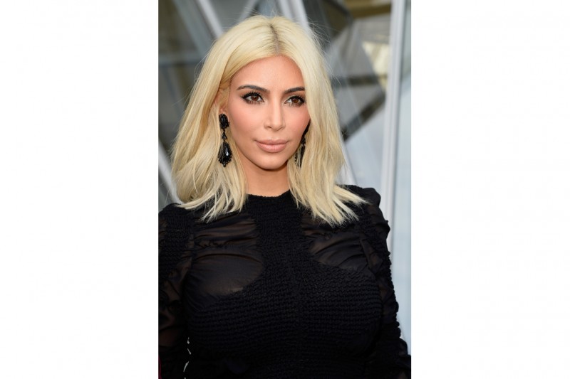 CAPELLI BIONDI E SOPRACCIGLIA SCURE: Kim Kardashian