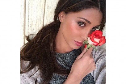 Belen Rodriguez trucco: guance con blush corallo e illuminante oro