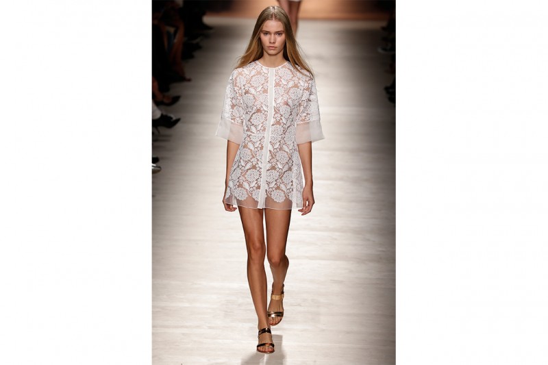 COME TRUCCARSI CON UN LOOK IN PIZZO SHEER: NATURAL GLOW
