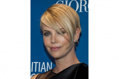 Charlize Theron capelli: ciuffo extra