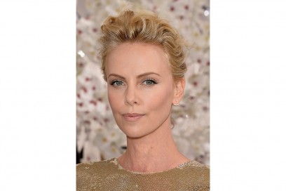 Charlize Theron capelli: corti e mossi