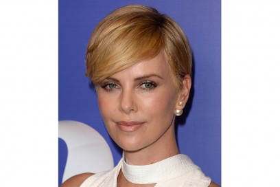 Charlize Theron capelli: corto e biondo più scuro