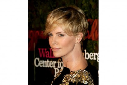 Charlize Theron capelli: corto sfrangiato