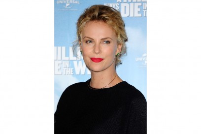 Charlize Theron capelli: raccolto con piccoli ciuffi laterali