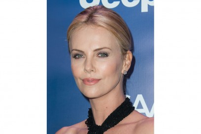 Charlize Theron capelli: raccolto con riga centrale