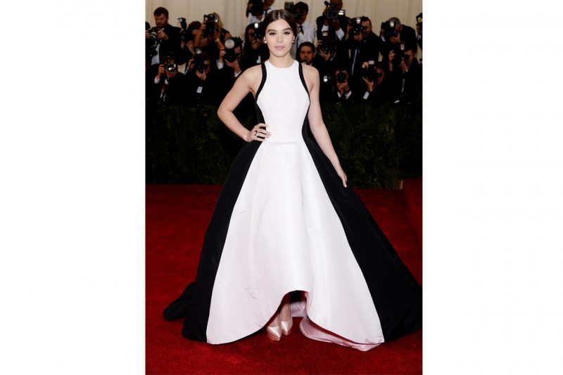 Hailee Steinfeld: chic in Prabal Gurung