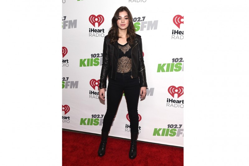 Hailee Steinfeld: rock con biker e top trasparente