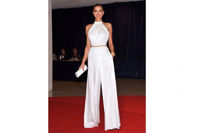 Irina Shayk: in jumpsuit total white, promossa