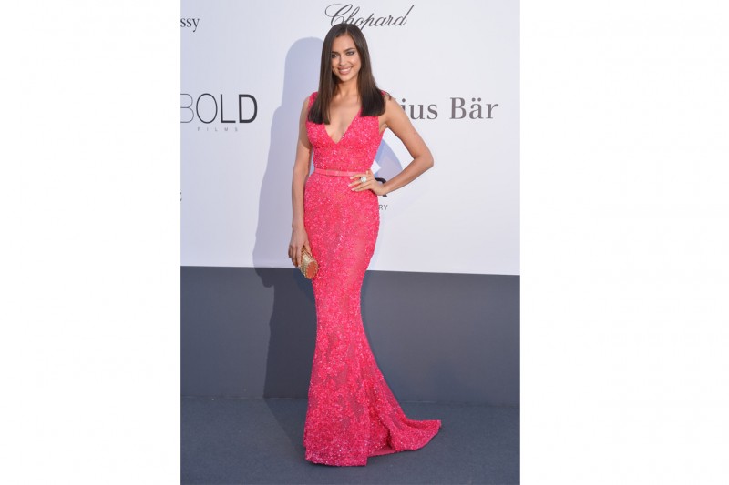 Irina Shayk: in long dress fucsia, promossa