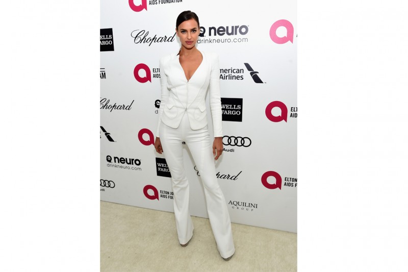 Irina Shayk: minimal-chic in completo bianco, promossa