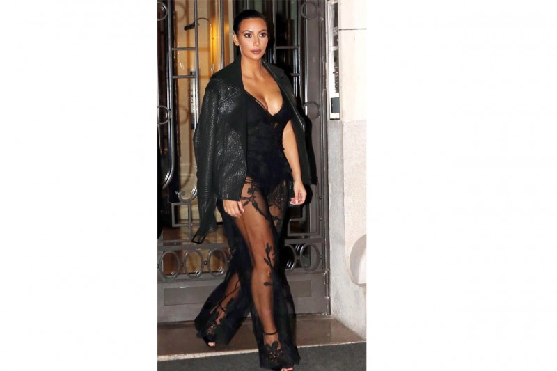Kim Kardashian: in total black e trasparenze