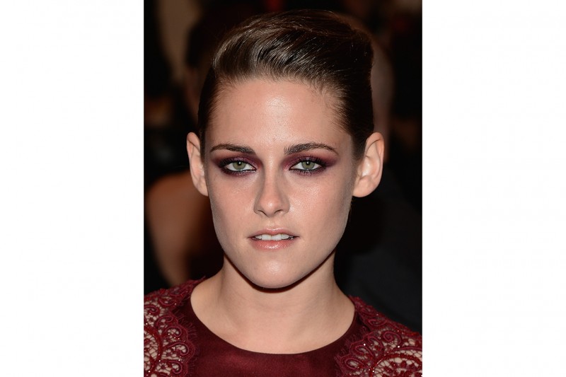 Kristen Stewart trucco: smokey eyes burgundy