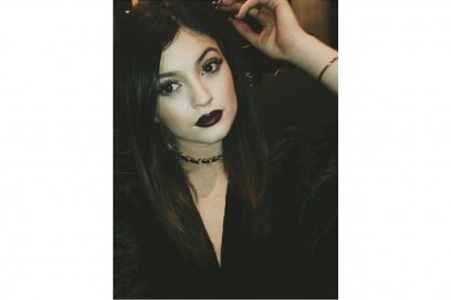 Kylie Jenner make up: black purple lips