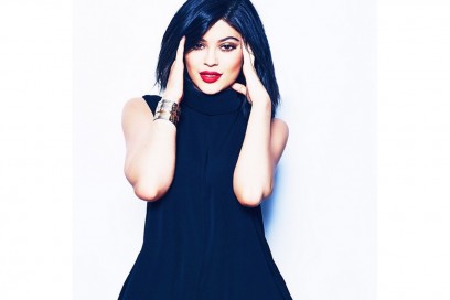 Kylie Jenner make up: bronze smokey eyes and red lips