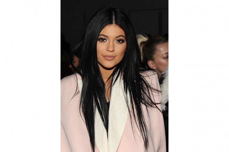 Kylie Jenner make up: brown-bronze-copper eyes and cappuccino lips
