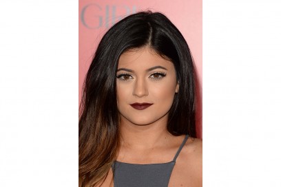 Kylie Jenner make up: burgundy lips and copper eyeshadow