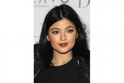 Kylie Jenner make up: iconic 90s
