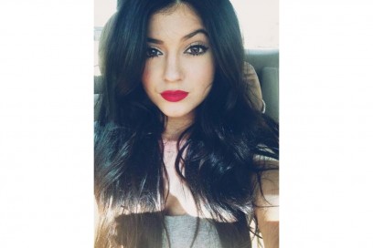 Kylie Jenner make up: rossetto rosso fragola e eyeliner nero