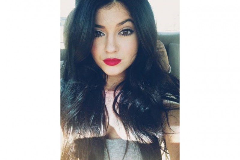 Kylie Jenner make up: rossetto rosso fragola e eyeliner nero