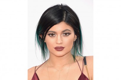 Kylie Jenner make up: rossetto viola-seppia