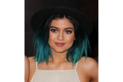 Kylie Jenner make up: smokey eyes bronzo e rossetto rosa malva