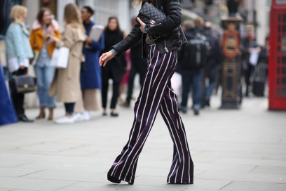 LOOK 3: PANTALONI A RIGHE E ACCESSORI IN PELLE