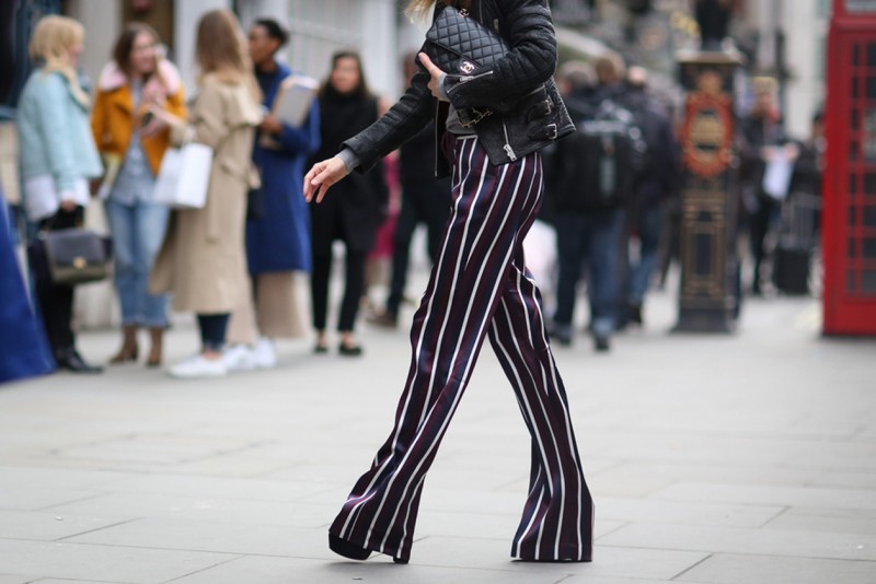 LOOK 3: PANTALONI A RIGHE E ACCESSORI IN PELLE