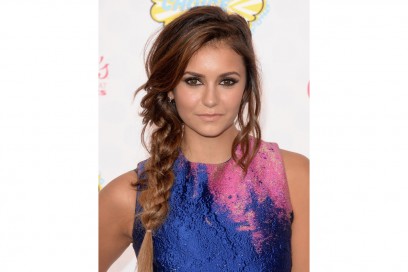 Nina Dobrev make up: smokey eyes seppia e labbra nude