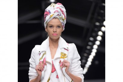 ACCESSORI CAPELLI: IL TURBANTE IN SPUGNA DI MOSCHINO