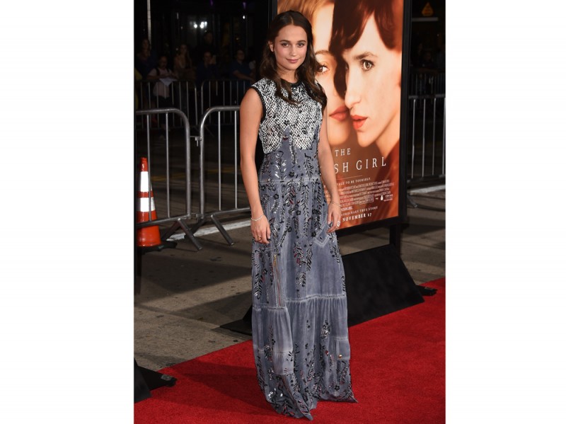 alicia vikander in louis vuitton ricamato