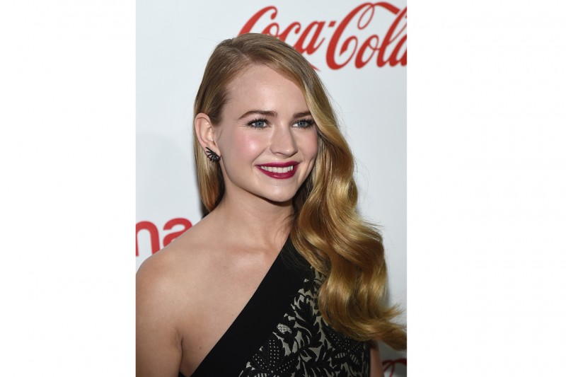 Britt Robertson capelli: una cascata di onde