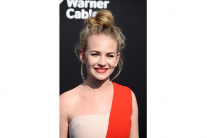 Britt Robertson capelli: high top knot