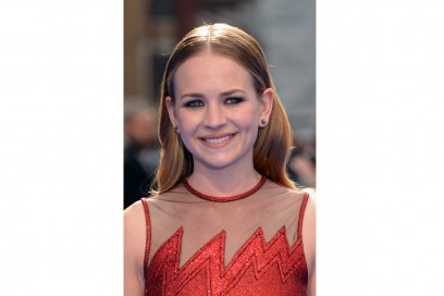 Britt Robertson capelli: liscio effetto sleek