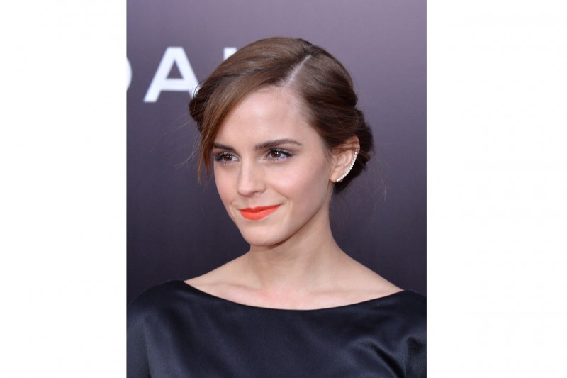 Emma Watson capelli: raccolto basso con riga laterale