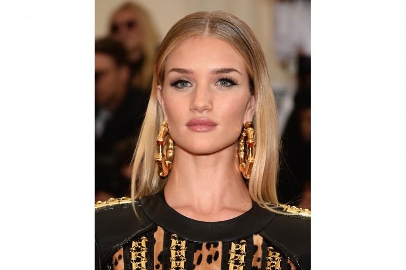 Rosie Huntington-Whiteley trucco: labbra nude luminose