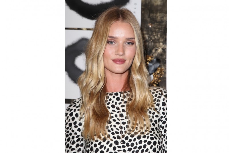 Rosie Huntington-Whiteley trucco: look radioso