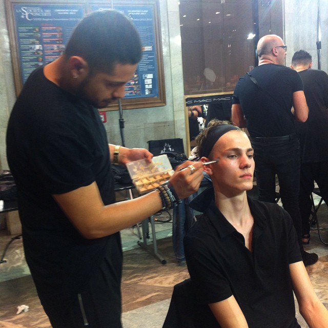 #grazialovesbackstage #mfw @n21_official @dellacqua un velo di correttore nelle zone più critiche #makeup @maccosmetics