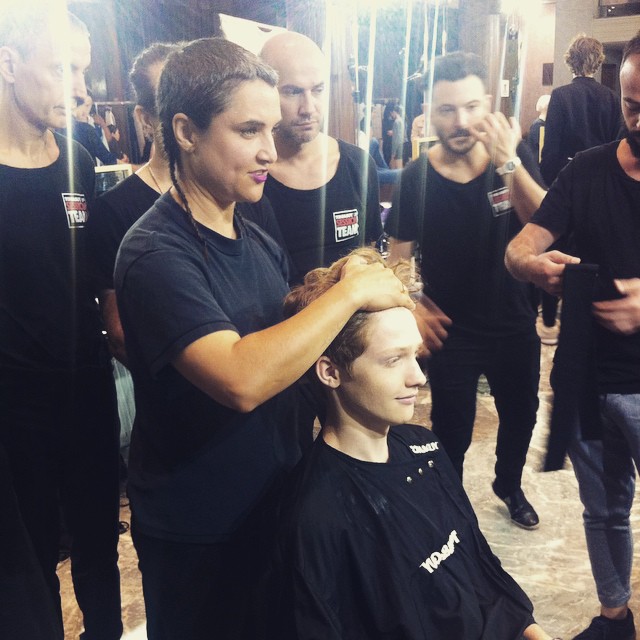 #grazialovesbackstage Holly Smith per Toni&Guy al lavoro #hairstyling @n21_official