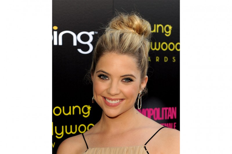 Ashley Benson capelli: chignon spettinato