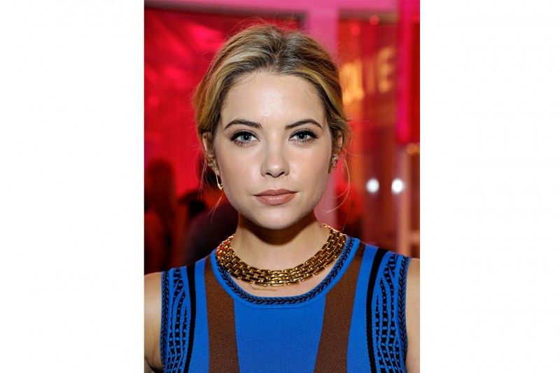 Ashley Benson capelli: raccolto