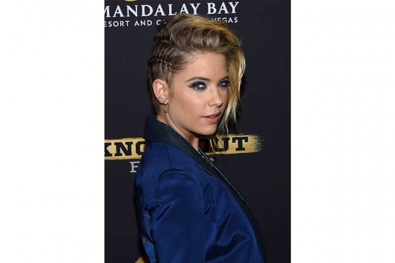 Ashley Benson capelli: raccolto rock