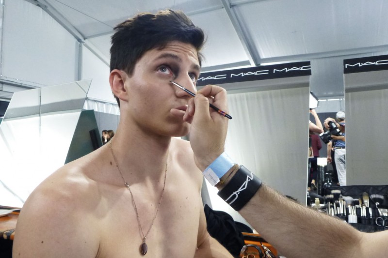 Backstage Vivienne Westwood: dark eyes